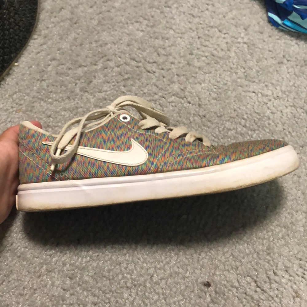 no smell, clean, nike. comfortable